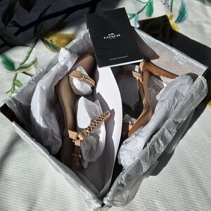 Coach Kalie Soft Shine Calf Heels – Beechwood Nude – Size 7 – Gold Chain Strap